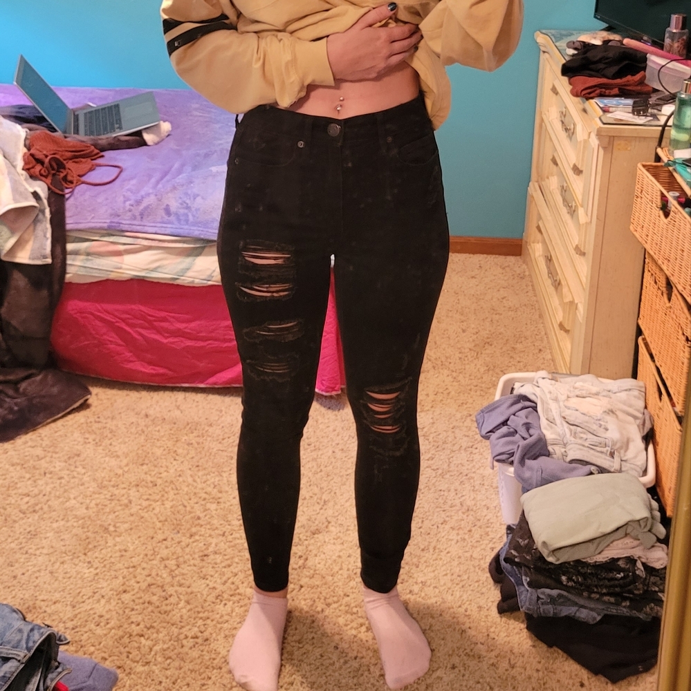 black skinny jeans w rips